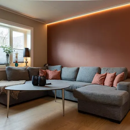 Huset Pa Plassen דירה סוגנדל