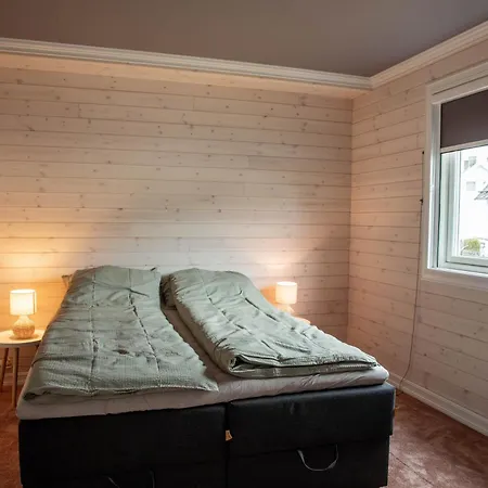 Huset Pa Plassen דירה