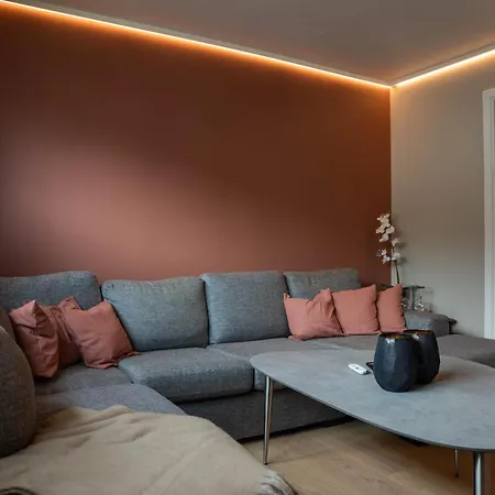 Huset Pa Plassen סוגנדל